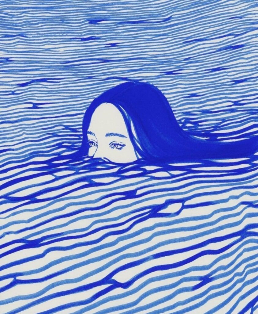 Visage de femme émergeant de vagues bleues