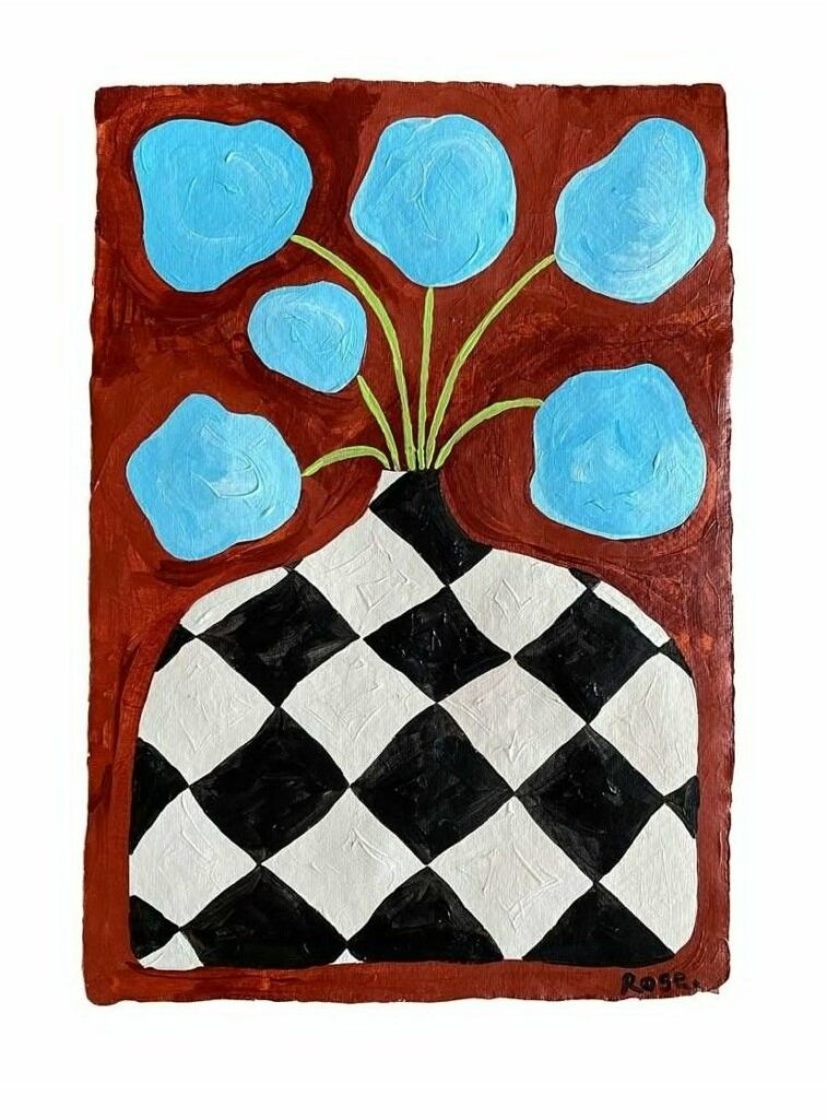 Fleurs bleues dans un vase à damier