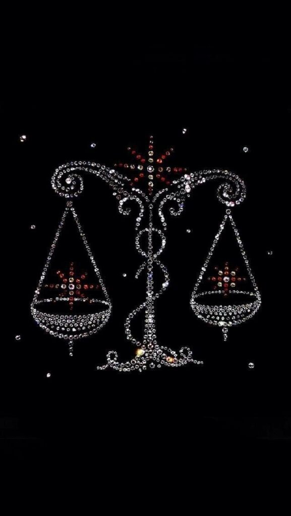 Balance en strass sur fond noir