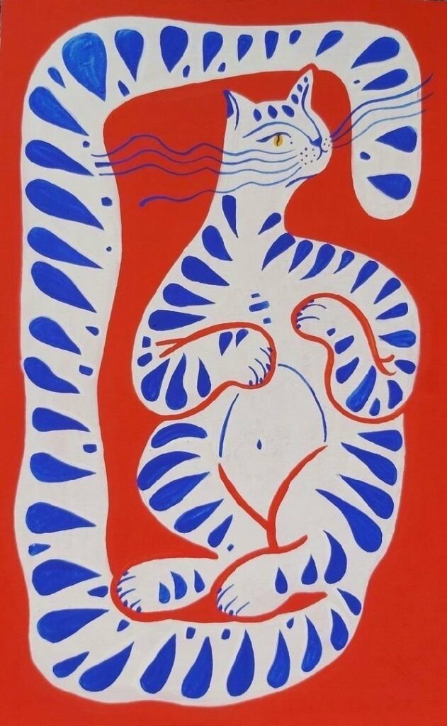 Chat bleu et blanc enroulé sur fond rouge