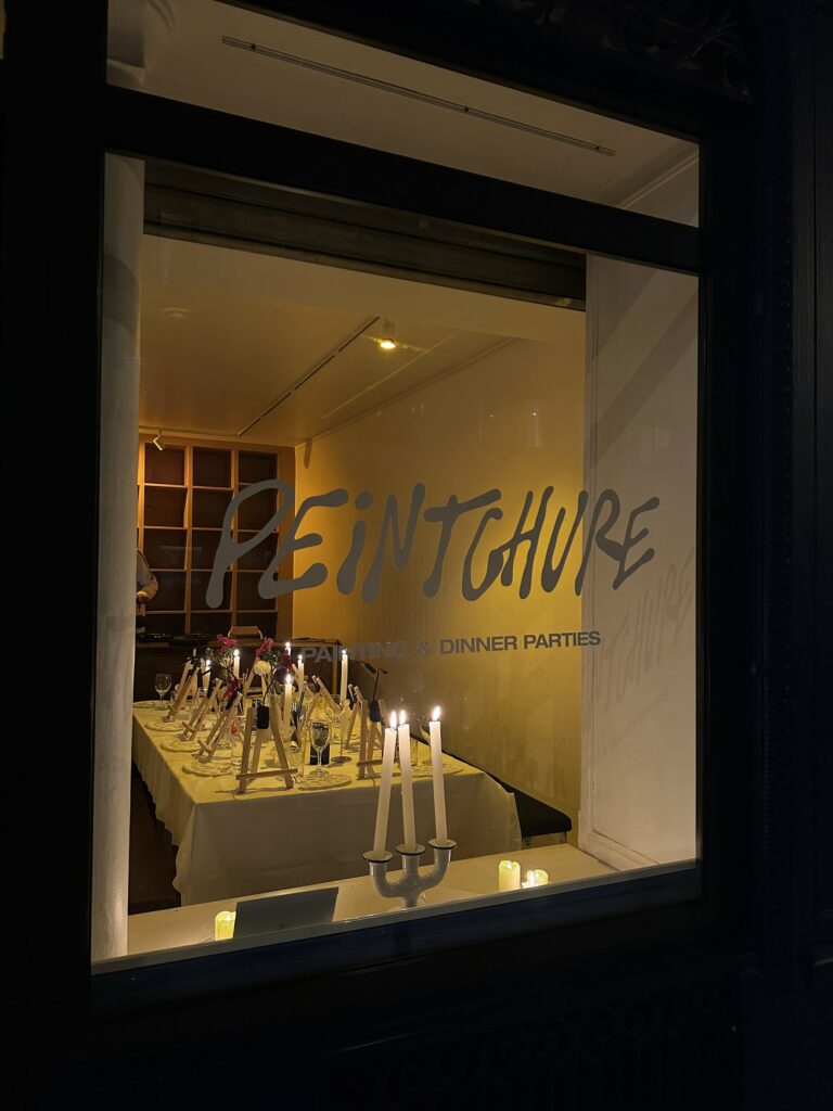 Vitrine Peintchure illuminée la nuit