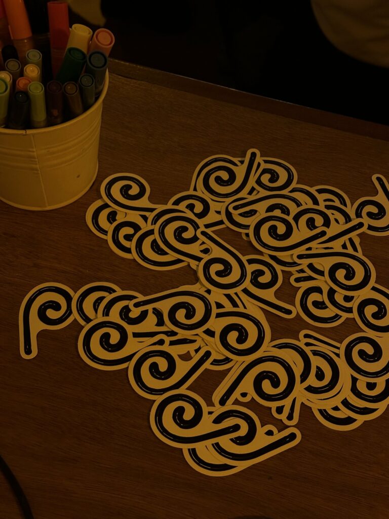 Autocollants dorés du logo sur une table