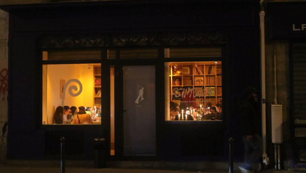 Façade éclairée, la nuit