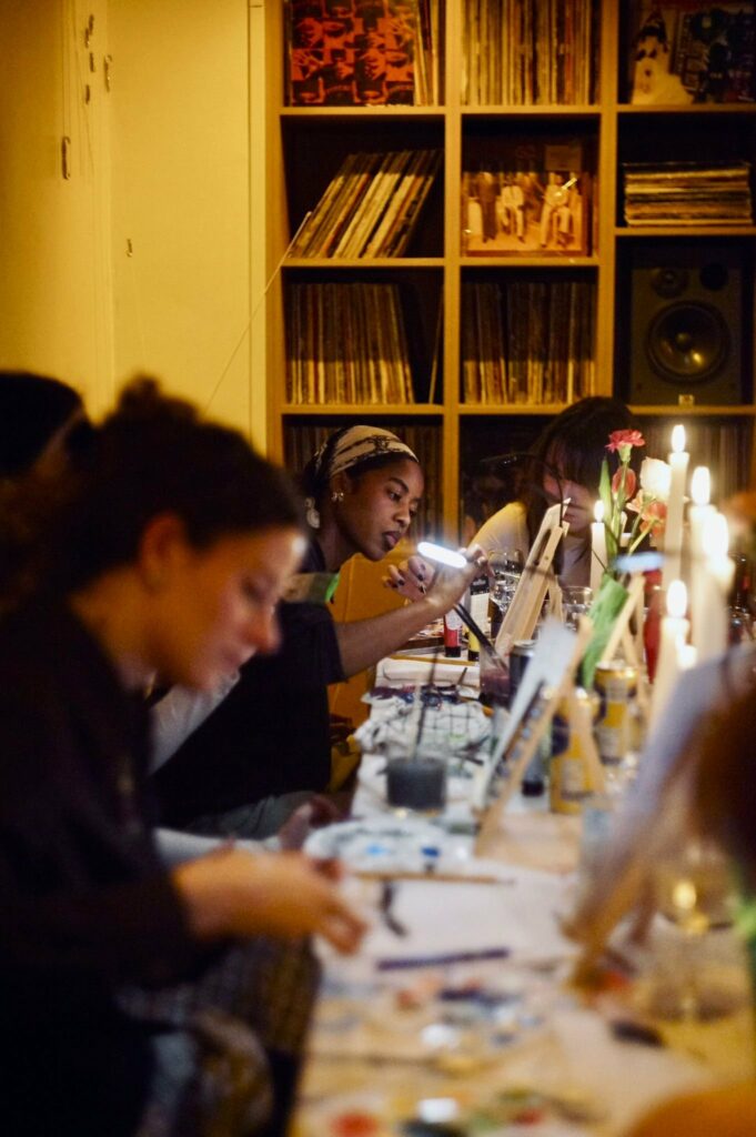 Invitées peignant le long d’une table
