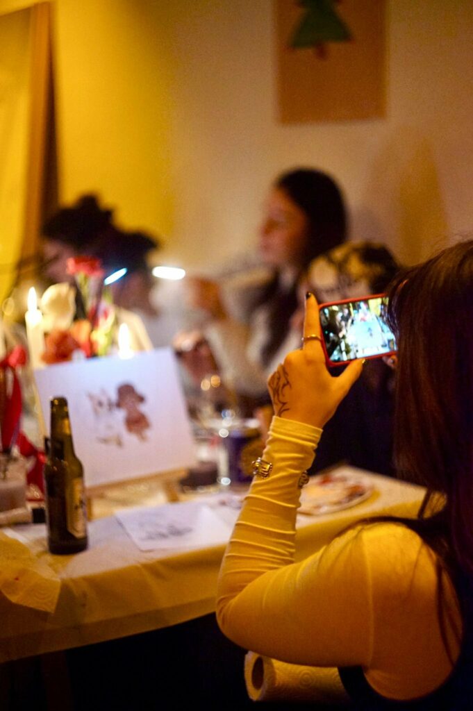 Invitée photographiant une toile