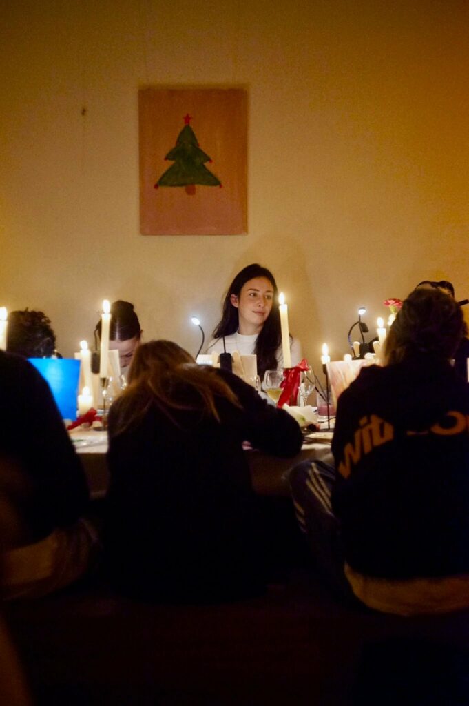 Invités à table sous un dessin de sapin