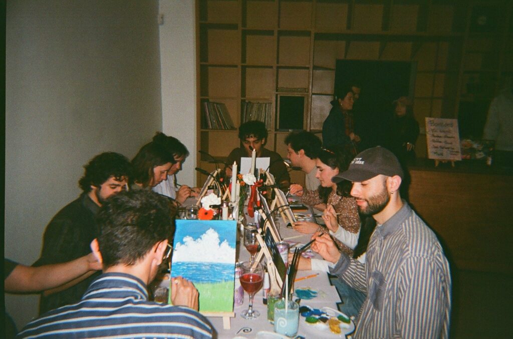 Groupe d’invités peignant autour d’une table